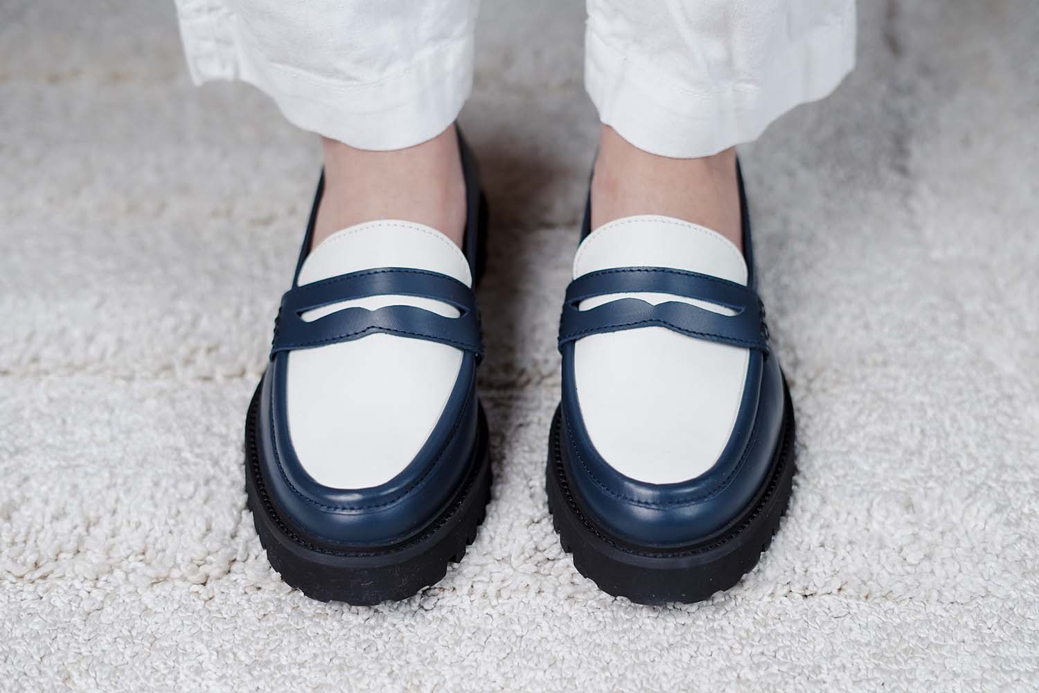 Paire de mocassins legeres et bicolores en cuir pour femme