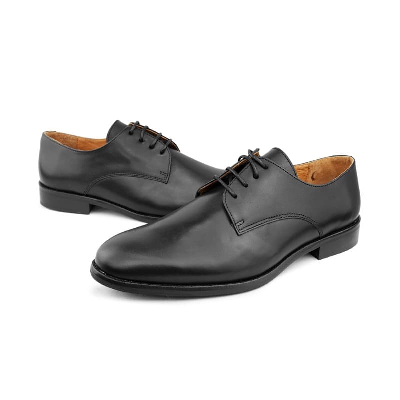 Gros plan sur le cuir pleine fleur d'une chaussure professionnelle Karl & Max