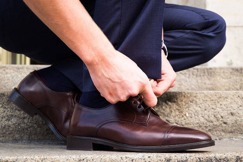 Faut-il assortir ses chaussettes à ses chaussures ?