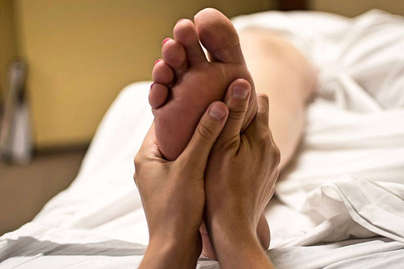 Réflexologie plantaire : auto-massage des pieds